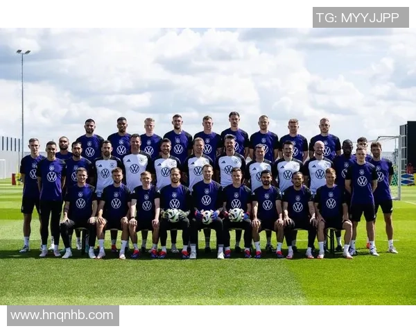 足球巨星亮相年度颁奖典礼风采尽显星光熠熠精彩瞬间回顾